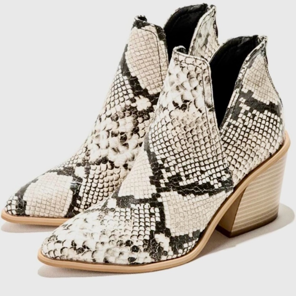 Mid heel ankle boot🐍